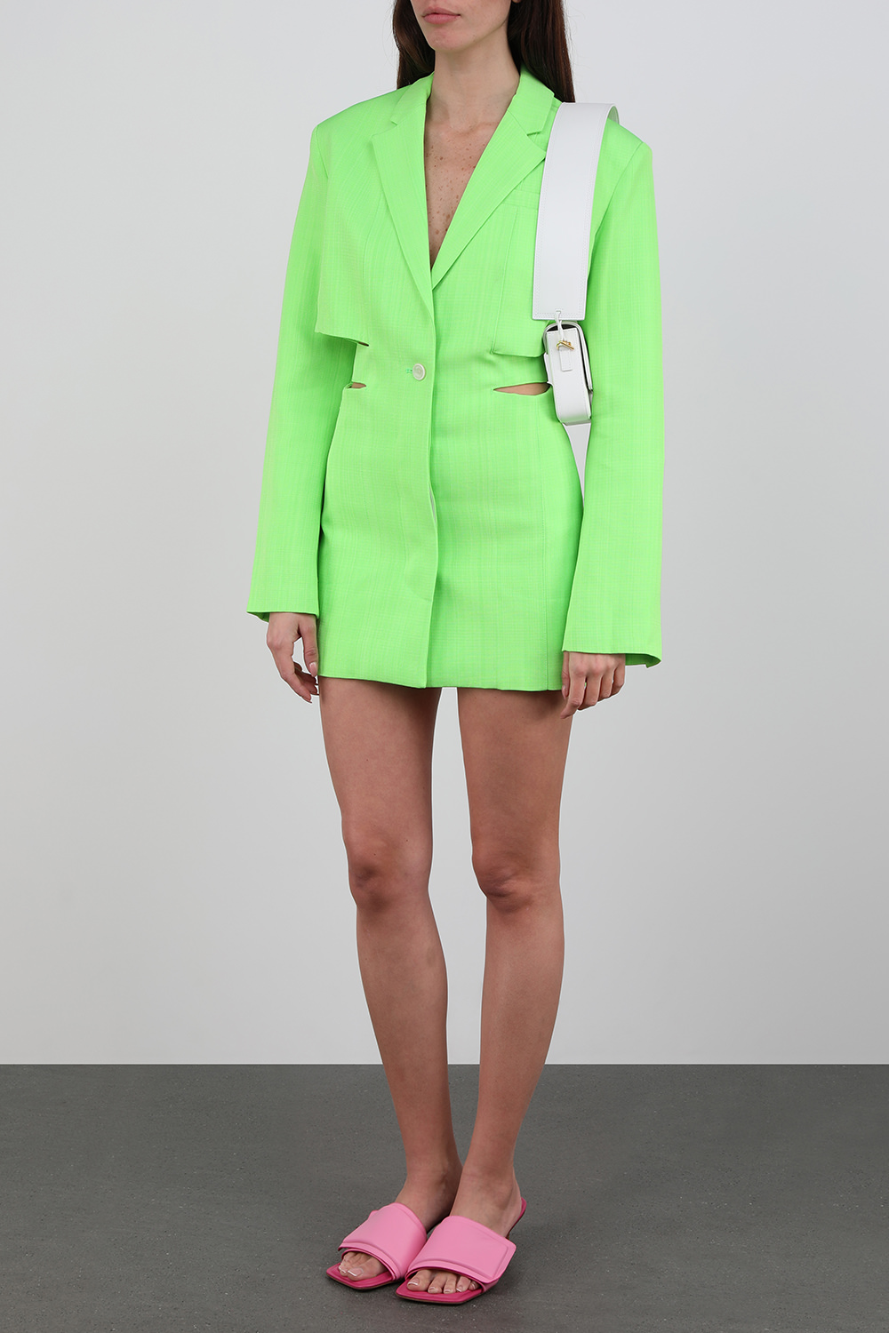 תמונת כל הלוק של תיק לה קרינו לבן